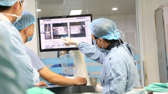 Ca phẫu thuật cột sống đầu tiên bằng robot được triển khai tại Bệnh viện Đa khoa tỉnh Phú Thọ