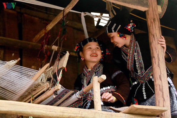 Bên cạnh đó, đồng bào các dân tộc địa phương cũng tạo ra những bộ trang phục truyền thống từ nghề dệt, may vá thủ công để phục vụ du khách