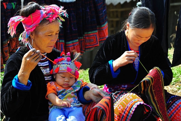 Bên cạnh đó, đồng bào các dân tộc địa phương cũng tạo ra những bộ trang phục truyền thống từ nghề dệt, may vá thủ công để phục vụ du khách