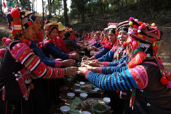 Để c&oacute; được đời sống vật chất v&agrave; tinh thần tốt hơn tại c&aacute;c bản l&agrave;ng như hiện nay, phần lớn l&agrave; nhờ sự đo&agrave;n kết, đồng l&ograve;ng, nỗ lực vươn l&ecirc;n từ cộng đồng c&aacute;c d&acirc;n tộc. Lai Ch&acirc;u đang thực sự khởi sắc
