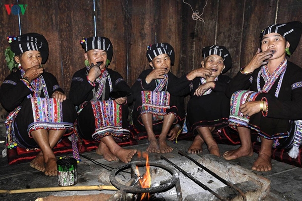 Nếu như ở nhiều tỉnh th&agrave;nh trong cả nước văn h&oacute;a c&aacute;c d&acirc;n tộc đang dần bị đồng h&oacute;a th&igrave; ở Lai Ch&acirc;u, đồng b&agrave;o vẫn lu&ocirc;n giữ được những n&eacute;t văn h&oacute;a đặc sắc, tạo điểm nhấn để thu h&uacute;t kh&aacute;ch du lịch