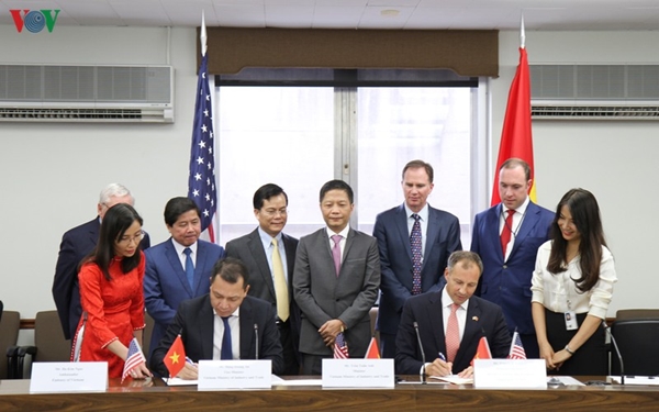 Lễ ký Biên bản ghi nhớ tăng cường hợp tác trong lĩnh vực năng lượng giữa Việt Nam và Hoa Kỳ.