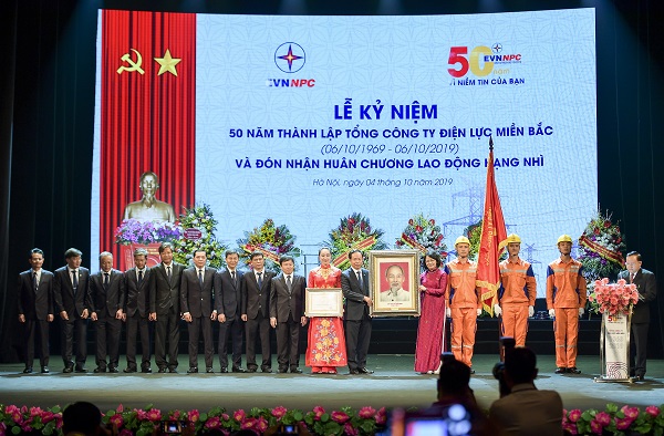 Ủy viên BCH Trung ương Đảng, Phó Chủ tịch nước Cộng hòa xã hội chủ nghĩa Việt Nam Đặng Thị Ngọc Thịnh trao Huân chương Lao động hạng Nhì cho Tổng Công ty Điện lực miền Bắc