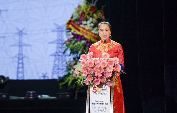Bà Đỗ Nguyệt Ánh - Thành viên Hội đồng thành viên, Tổng giám đốc Tổng công ty Điện lực miền Bắc báo cáo về quá trình xây dựng và trưởng thành của Tổng công ty
