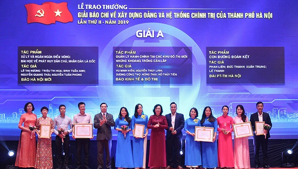 Phó Bí thư Thường trực Thành ủy Hà Nội Ngô Thị Thanh Hằng trao giải cho các tác giải đoạt giải