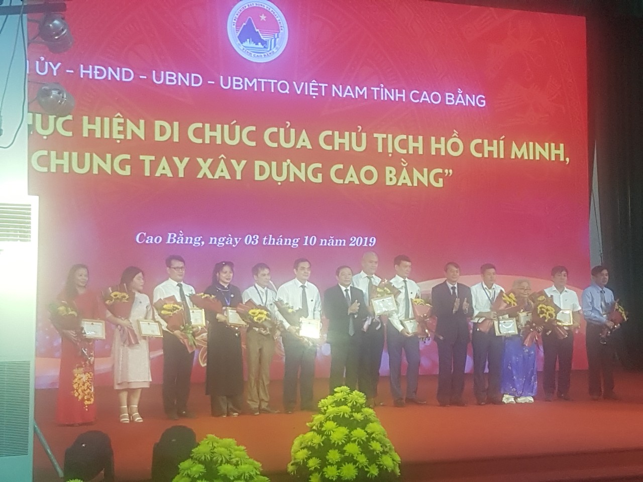 tôn vinh các tổ chức, cá nhân tiêu biểu, có nhiều đóng góp trong xây dựng, phát triển Cao Bằng, trao tặng Huy hiệu “Vì sự nghiệp xây dựng và phát triển tỉnh Cao Bằng”