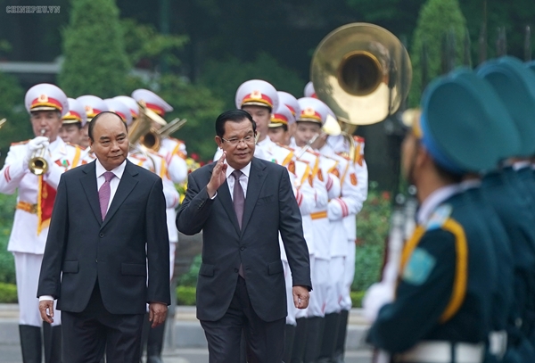 Hai Thủ tướng duyệt đội danh dự Quân đội nhân dân Việt Nam (Ảnh VGP/Quang Hiếu)
