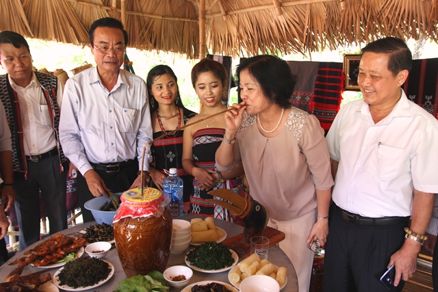 thiệu m&oacute;n ăn thuyeenfg th&ocirc;ng