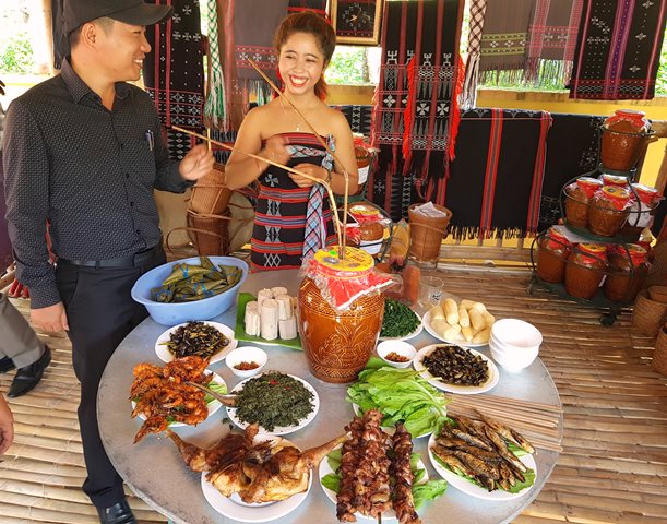 chuẩn bị m&oacute;n ăn tuyền