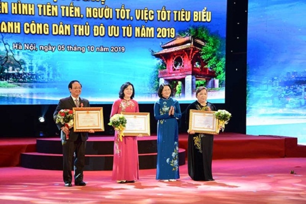 Phó chủ tịch nước Đặng Thị Ngọc Thịnh trao Huân chương Lao động hạng Nhất, hạng Nhì của Chủ tịch nước tặng các cá nhân