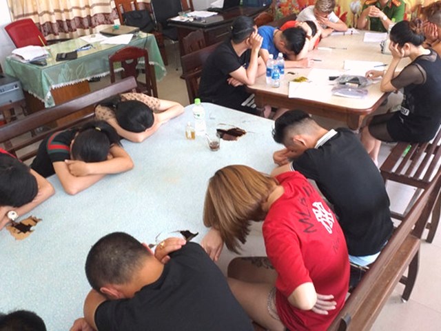 Đà Nẵng: Đột kích quán karaoke, phát hiện 15 khách dương tính với ma túy