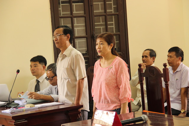 Bà Hoàng Thị Nguyệt và người đại diện theo uỷ quyền tại phiên toà sơ thẩm