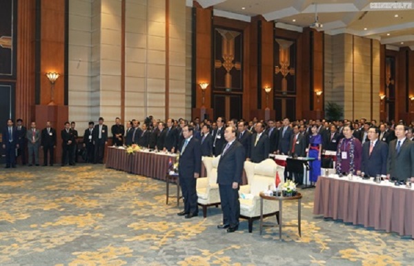 Thủ tướng Nguyễn Xuân Phúc và Thủ tướng Hun Sen tại lễ ký. Ảnh: VGP/Quang Hiếu