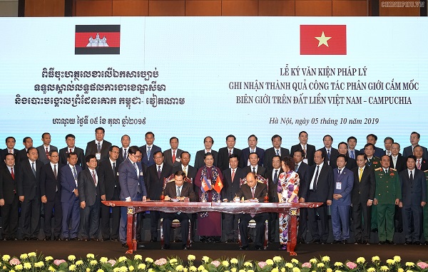 Thủ tướng hai nước ký Hiệp ước bổ sung Hiệp ước Hoạch định biên giới quốc gia năm 1985 và Hiệp ước bổ sung năm 2005 giữa Việt Nam và Campuchia. Ảnh: VGP/Quang Hiếu