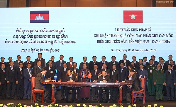Hai Thủ tướng chứng kiến lễ ký Nghị định thư Phân giới cắm mốc biên giới trên đất liền giữa Việt Nam và Campuchia. Ảnh: VGP/Quang Hiếu