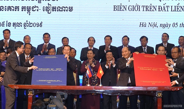 Hai Thủ tướng chứng kiến lễ ký Phụ lục bản đồ đính kèm Nghị định thư phân giới cắm mốc biên giới trên đất liền giữa Việt Nam và Campuchia. Ảnh: VGP/Quang Hiếu