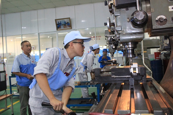 Nhiều doanh nghiệp nước ngoài tiếp đến trường tuyển lao động. Trong ảnh: Công ty TNHH Punch Industry Manufacturing Việt Nam kiểm tra tay nghề sinh viên cơ khí tại trường để tuyển dung.