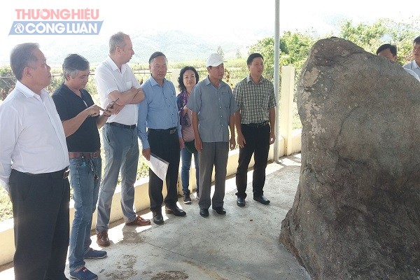 C&aacute;c chuy&ecirc;n gia tham quan bia đ&aacute; cổ