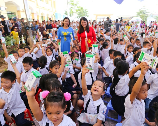Niềm vui uống sữa của các em học sinh Hà Nội tại chương trình.