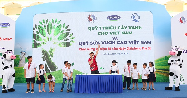 Nghệ sĩ ưu tú Xuân Bắc, đại sứ chương trình Quỹ Sữa Vươn Cao Việt Nam giao lưu cùng các em học sinh tại chương trình.