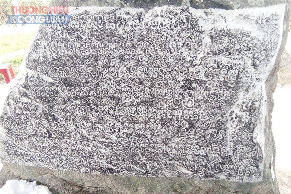 Bia đ&aacute; cổ Chăm Pa vừa được giải m&atilde;