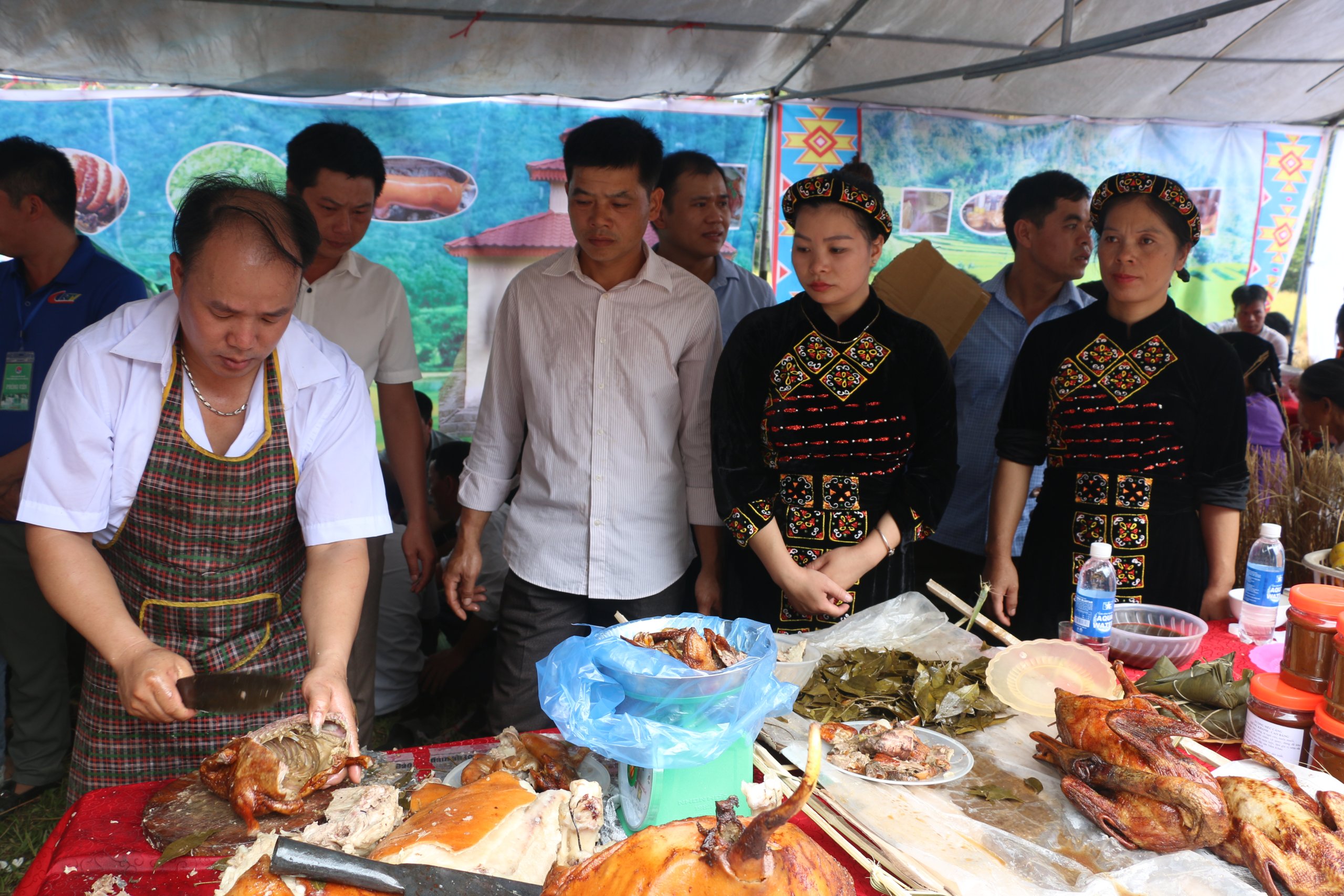 Đặc sản thịt lợn quay được người dân mang tới Lễ hội thác Bản Giốc 2019