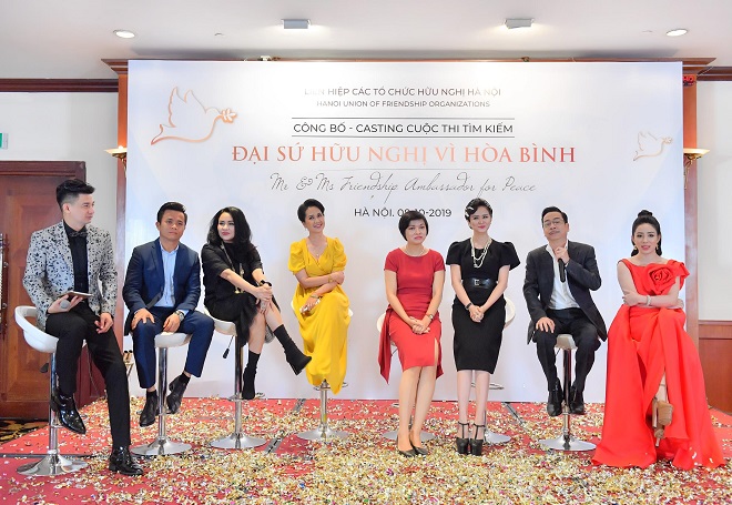 Đại biện Ban gi&aacute;m khảo trả lời c&acirc;u hỏi của c&aacute;c ph&oacute;ng vi&ecirc;n, nh&agrave; b&aacute;o