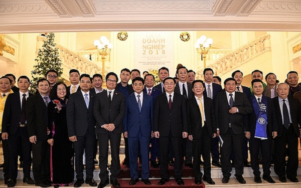Phó Thủ tướng Chính phủ Vương Đình Huệ (giữa) chụp ảnh với các doanh nhân trong Đêm Doanh nghiệp 2018