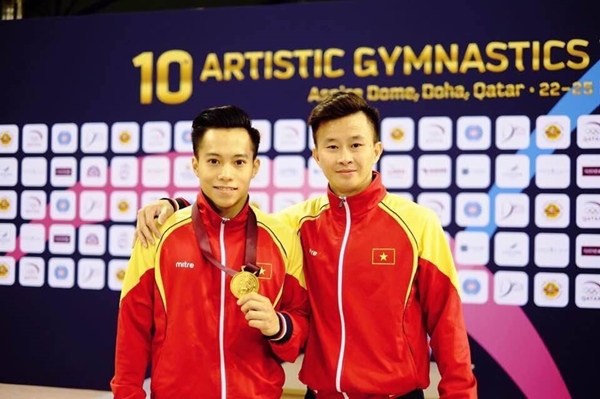Đây là phần thưởng xứng đáng cho Thanh Tùng (trái) và HLV Trương Minh Sang