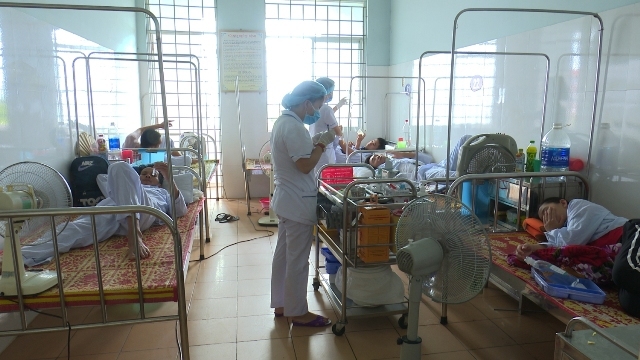 Nhiều bệnh nhân bị sốt xuất huyết đang được điều trị tại Bệnh viện Đa khoa Bắc Quảng Bình. Từ đầu năm đến nay, đơn vị này đã tiếp nhận, chữa trị cho gần 1.000 ca sốt xuất huyết