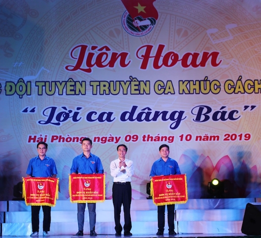 Bí Thư Thành đoàn Hải Phòng - ông Đào Phú Thuỳ Dương trao giải A cho những đội xuất sắc nhất.