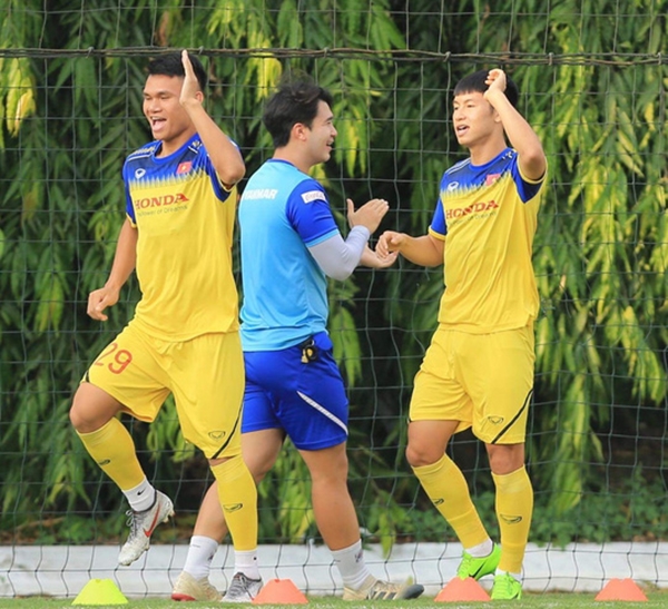Hậu vệ Phạm Xuân Manh (trái) không nằm trong danh sách 23 cầu thủ được đăng ký cho trận đấu giữa Việt Nam & Malaysia vào ngày mai (10/10)