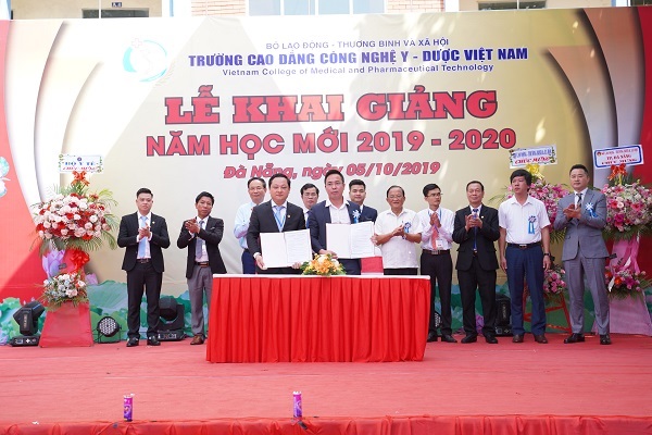 Ông Nguyễn Văn Tuấn - Hiệu trưởng ký kết văn bản ghi nhớ hợp tác giữa trường và các đối tác