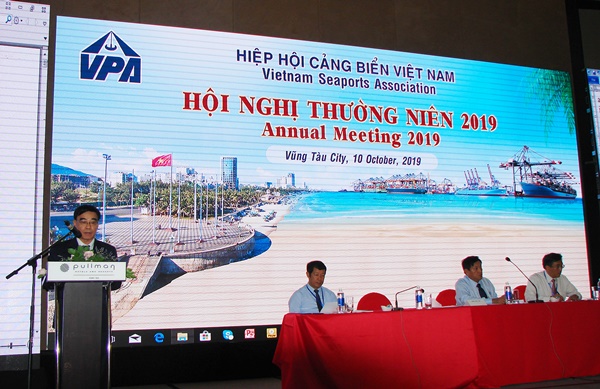 Ông Lê Công Minh, Chủ tịch Hiệp hội Cảng biển Việt Nam báo cáo tại hội nghị