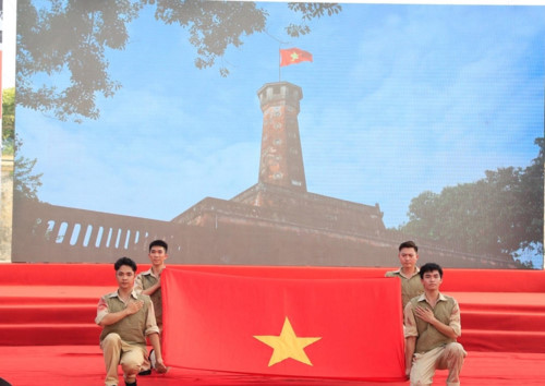 Lễ chào cờ lịch sử đầu tiên được tái hiện tại Hoàng thành Thăng Long sau 65 năm (Ảnh: Bình Thanh)