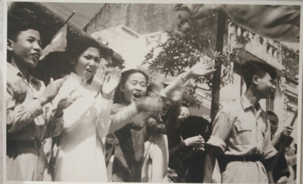 Học sinh Hà Nội đón chào đoàn quân ta trở về tiếp quản Thủ đô, ngày 10/10/1954 (Ảnh: Hội Học sinh và sinh viên Hà Nội)