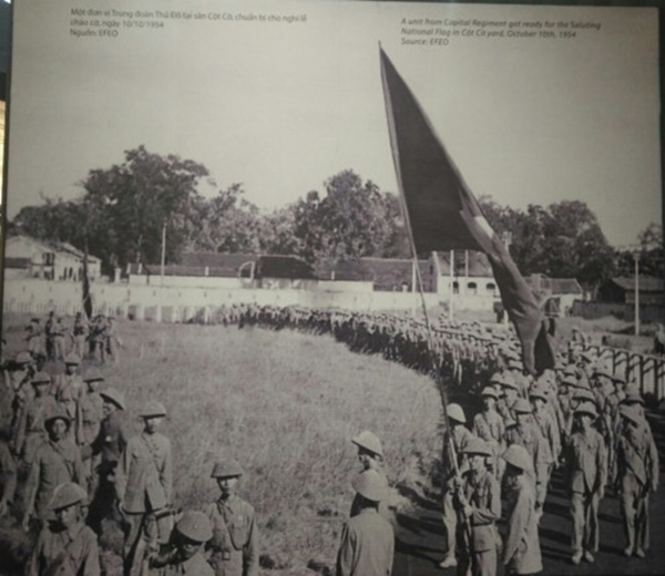 Một đơn vị Trung đoàn Thủ đô tại sân Cột Cờ chuẩn bị cho nghi lễ chào cờ, ngày 10/10/1954 ( Nguồn ảnh: EFEO)