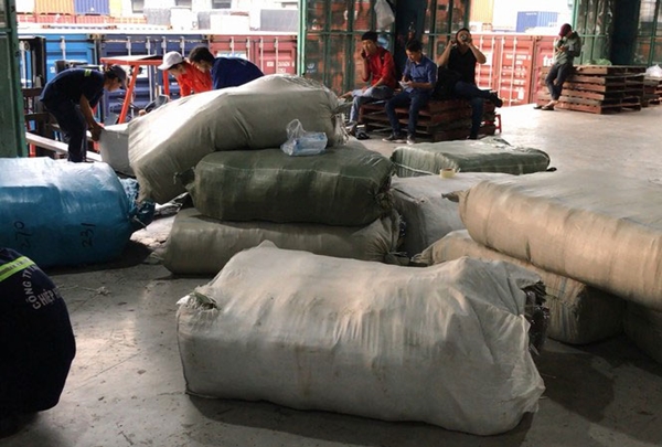 Hàng chục bao tải chứa quần áo bị thu giữ