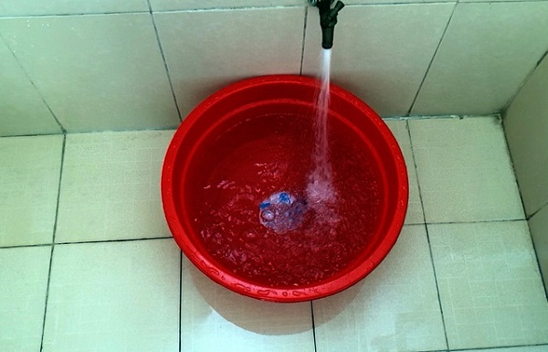 Hà Nội: Hàng nghìn hộ dân hoang mang vì nước máy bốc mùi lạ