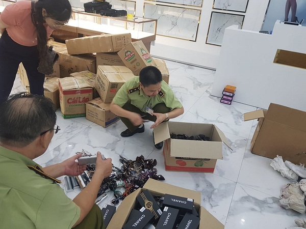 Truy quét lượng lớn hàng hóa có dấu hiệu vi phạm sở hữu trí tuệ tại 02 Trung tâm mua sắm ở TP Móng Cái, Quảng Ninh tháng 7 năm 2019