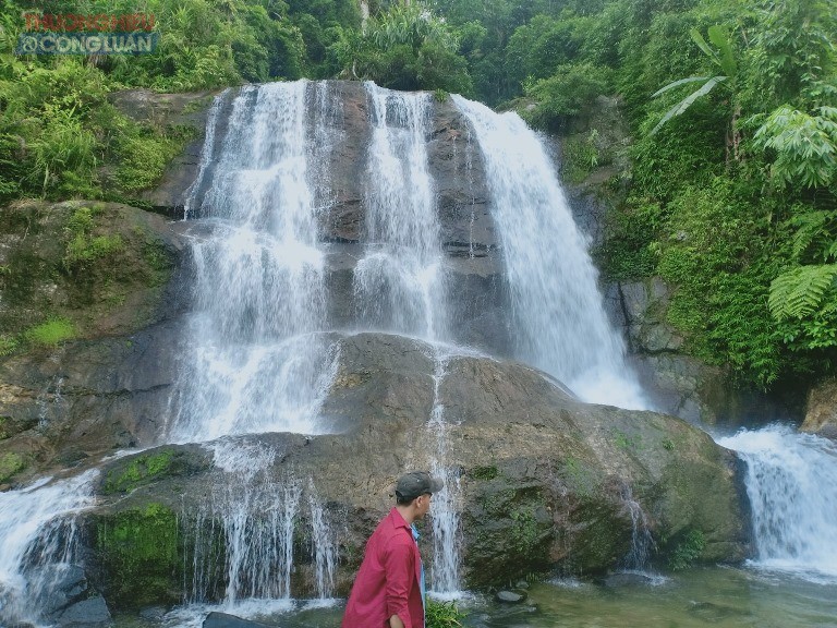 Th&aacute;c nước nh&igrave;n từ xa giống như như những dải lụa trắng