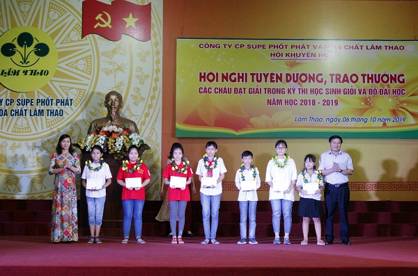 Supe Lâm Thao: Tuyên dương, trao thưởng học sinh giỏi