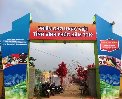 Cổng chào được trang trí bắt mắt để thu hút người tiêu dùng tham dự các phiên chợ hàng Việt