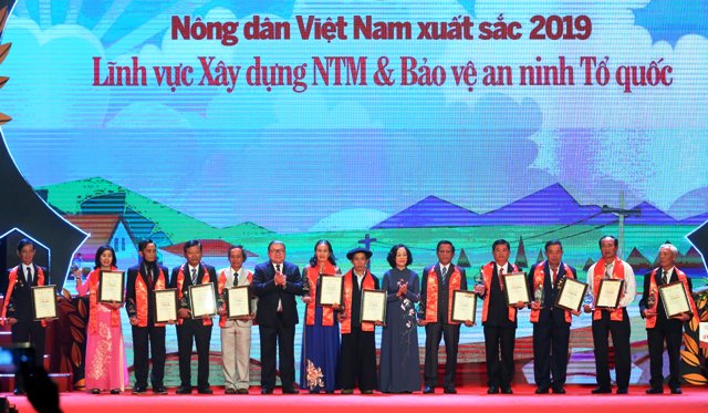 Ủy viên Bộ Chính trị, Bí thư Trung ương Đảng, Trưởng Ban Dân vận Trung ương Trương Thị Mai trao khen thưởng cho các nông dân Việt Nam xuất sắc 2019