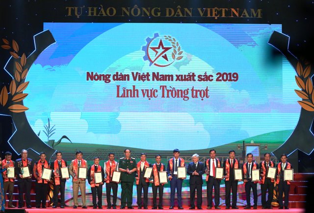 Ủy viên Trung ương Đảng, Phó Chủ tịch Quốc hội Uông Chu Lưu dự và trao khen thưởng cho các nông dân Việt Nam xuất sắc 2019