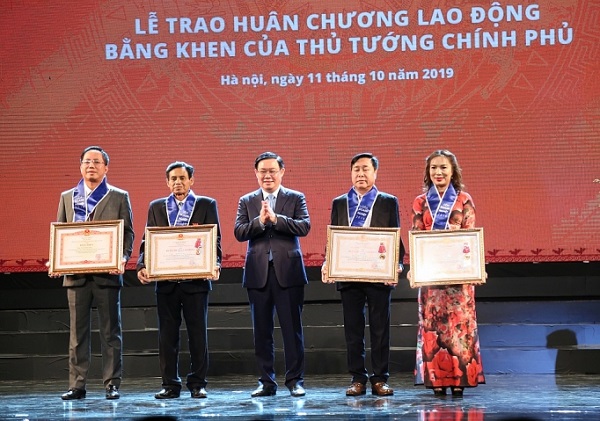 Phó Thủ tướng Vương Đình Huệ trao Huân chương Lao động, bằng khen của Thủ tướng Chính phủ cho các doanh nghiệp có thành tích trong hoạt động sản xuất kinh doanh
