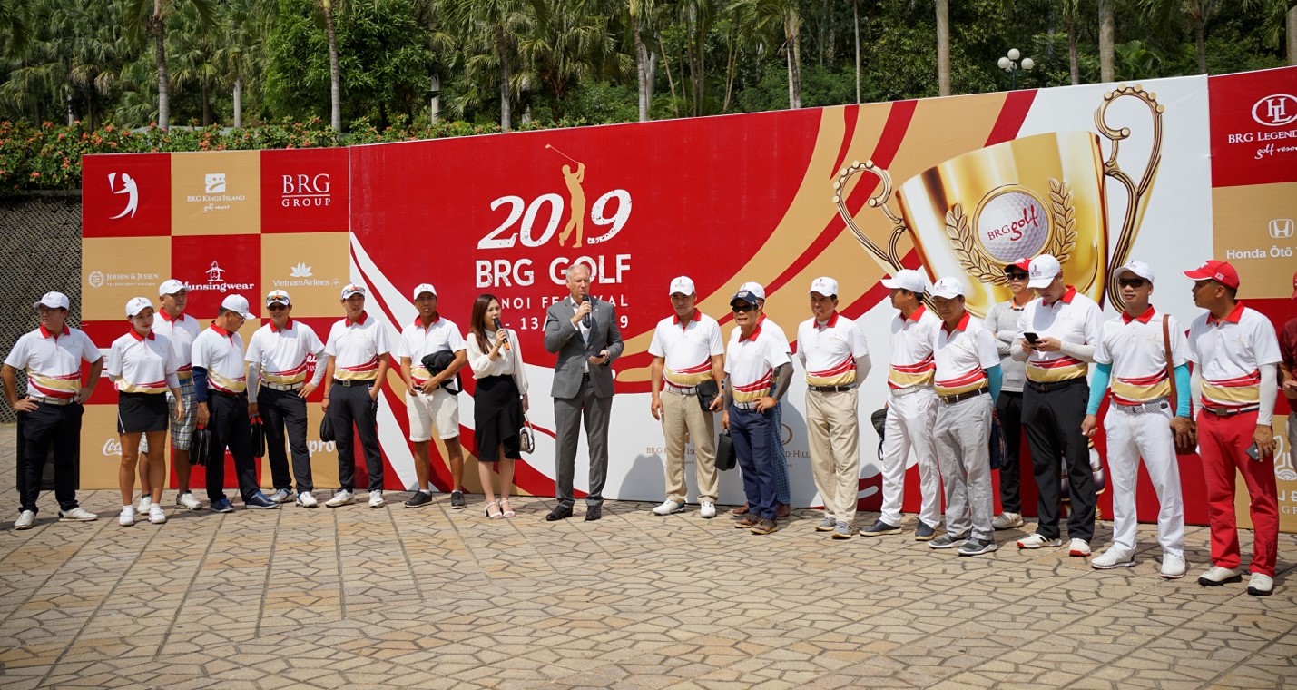 Ông Mark Reeves, Giám đốc khối Kinh doanh Golf Tập đoàn BRG khai mạc giải BRG Golf Hà Nội Festival 2019 tại BRG Kings Island Golf Resort