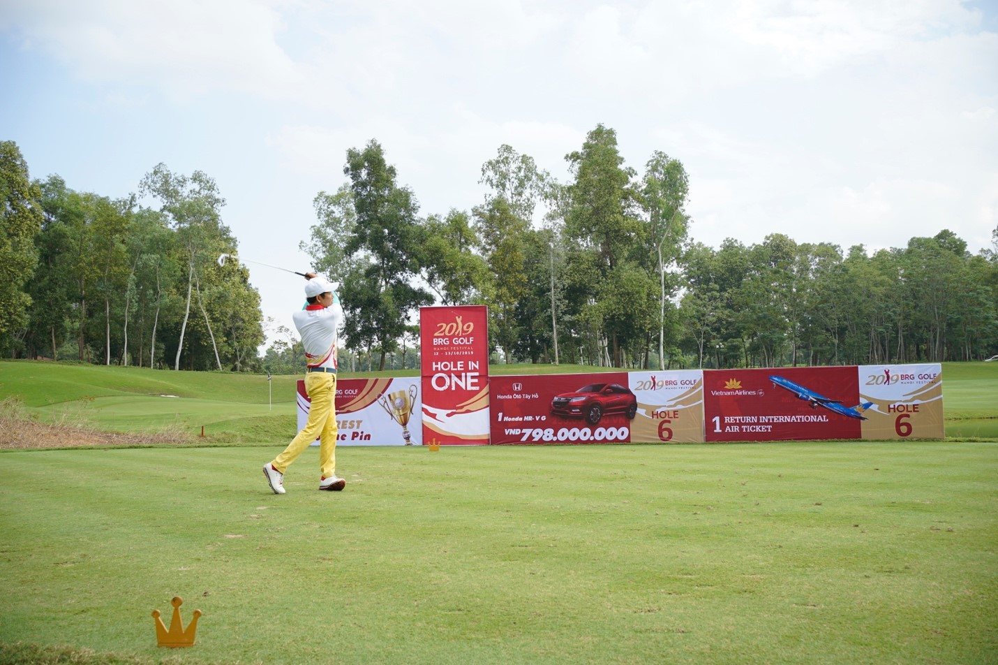 Golf thủ chinh phục hố số 6 tại sân Kings Course thuộc BRG Kings Island Golf Resort