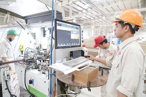 Quang cảnh lao động sản xuất tại Công ty cổ phần Tasa wood (KCN Thụy Vân)