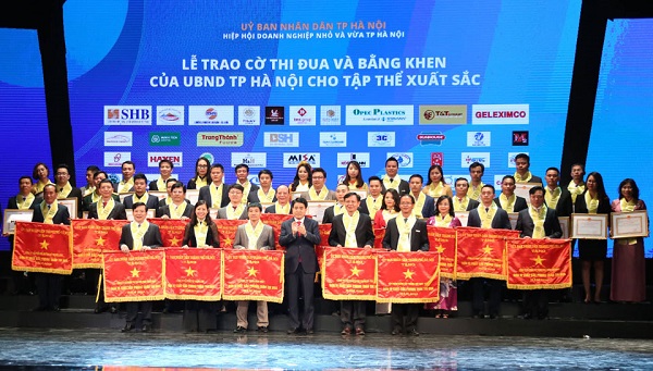 Chủ tịch TP Hà Nội Nguyễn Đức Chung trao Cờ thi đua và Bằng khen của UBND thành phố cho các tập thể, cá nhân